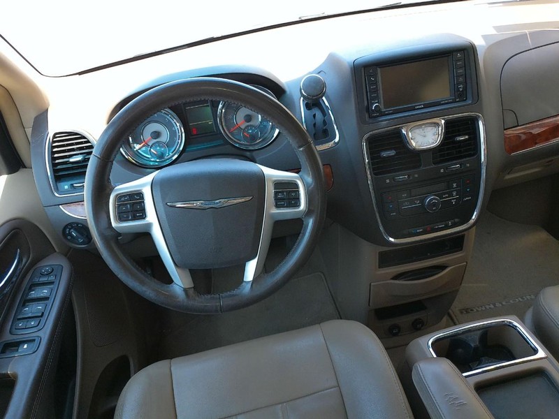 Chrysler Town & Country Vehicle Full-screen Gallery Image 05