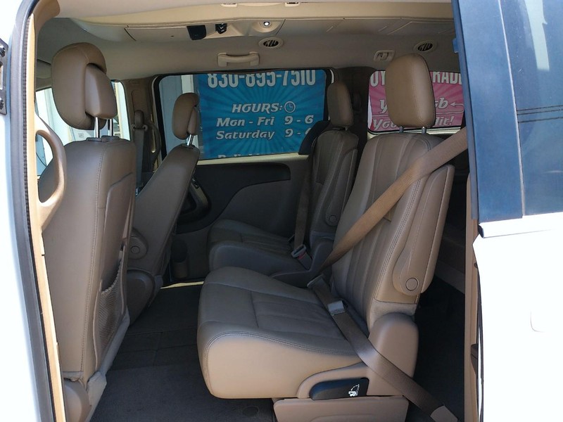 Chrysler Town & Country Vehicle Full-screen Gallery Image 06