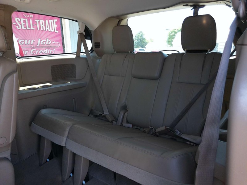Chrysler Town & Country Vehicle Full-screen Gallery Image 07
