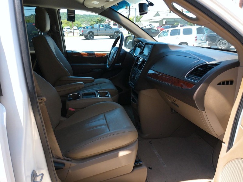 Chrysler Town & Country Vehicle Full-screen Gallery Image 08