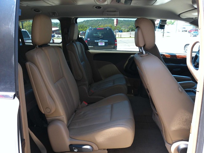 Chrysler Town & Country Vehicle Full-screen Gallery Image 09