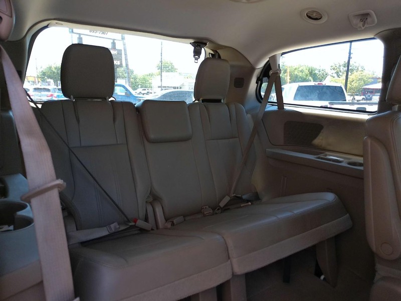 Chrysler Town & Country Vehicle Full-screen Gallery Image 10