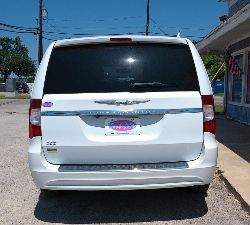 Chrysler Town & Country Vehicle Full-screen Gallery Image 11