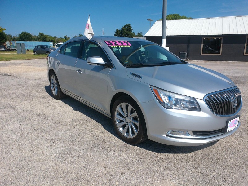 Buick LaCrosse Vehicle Full-screen Gallery Image 03