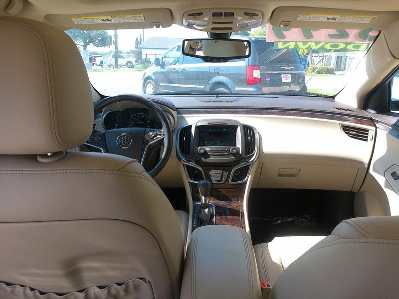 Buick LaCrosse Vehicle Full-screen Gallery Image 04