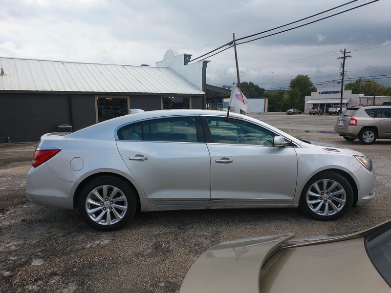 Buick LaCrosse Vehicle Full-screen Gallery Image 05