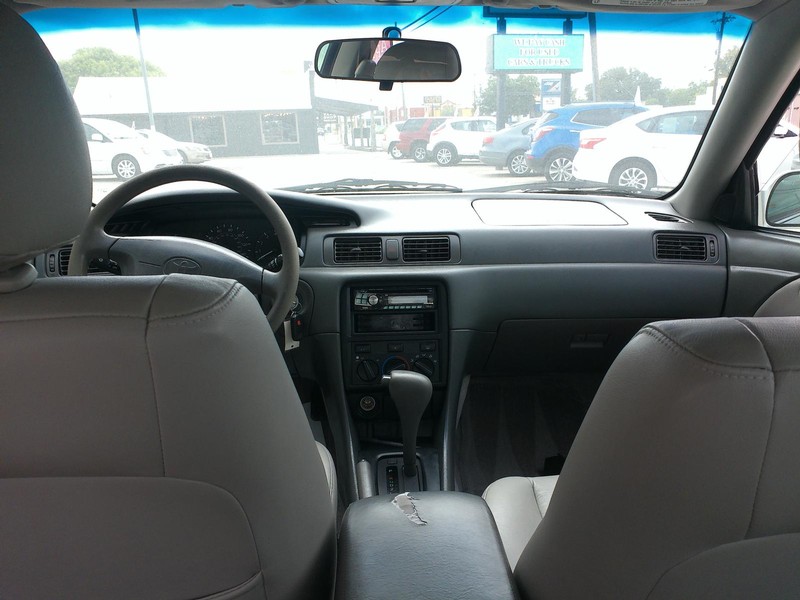 Toyota Camry Vehicle Full-screen Gallery Image 04