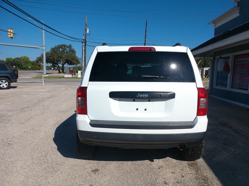 Jeep Patriot Vehicle Full-screen Gallery Image 02