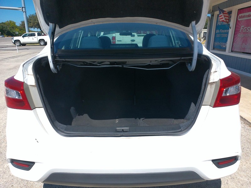 Nissan Sentra Vehicle Full-screen Gallery Image 04