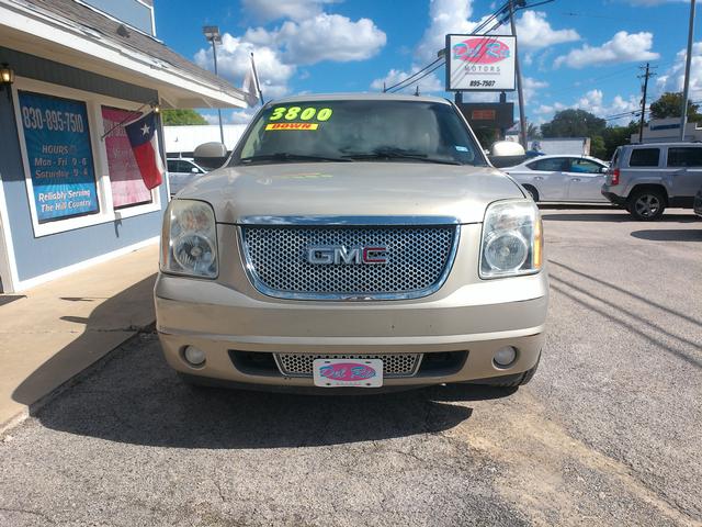 GMC Yukon Vehicle Full-screen Gallery Image 02