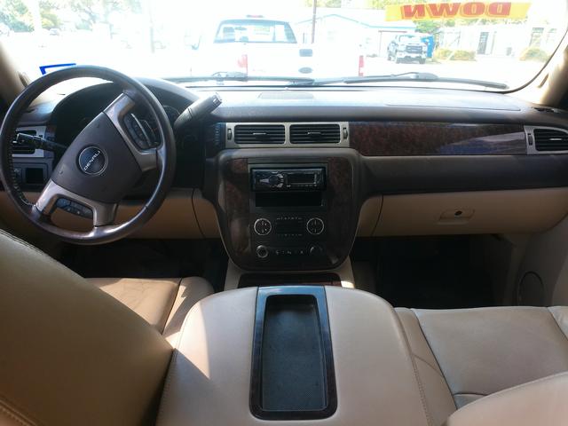 GMC Yukon Vehicle Full-screen Gallery Image 03