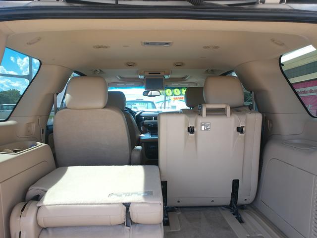 GMC Yukon Vehicle Full-screen Gallery Image 04