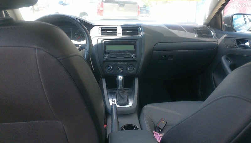 Volkswagen Jetta Sedan Vehicle Full-screen Gallery Image 04