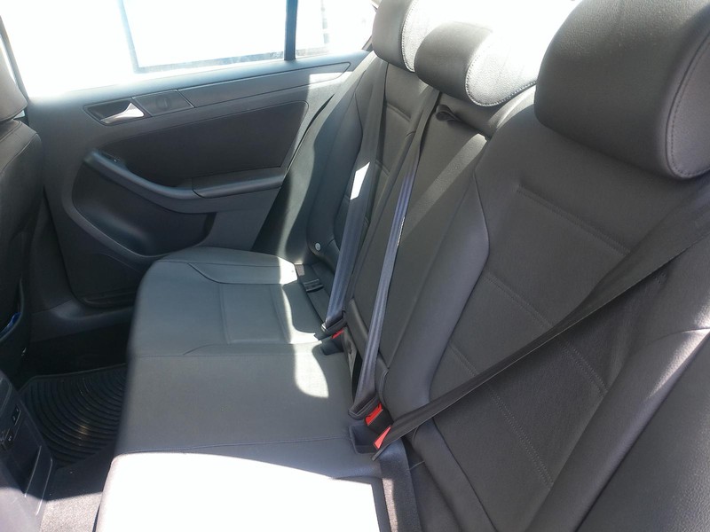 Volkswagen Jetta Sedan Vehicle Full-screen Gallery Image 05