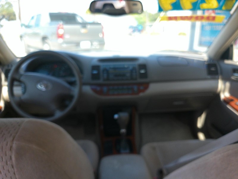 Toyota Camry Vehicle Full-screen Gallery Image 03