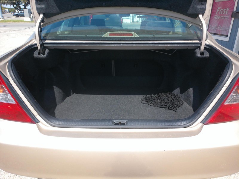 Toyota Camry Vehicle Full-screen Gallery Image 05