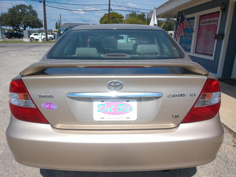 Toyota Camry Vehicle Full-screen Gallery Image 06