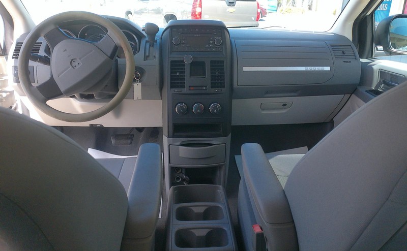 Dodge Grand Caravan Vehicle Full-screen Gallery Image 05