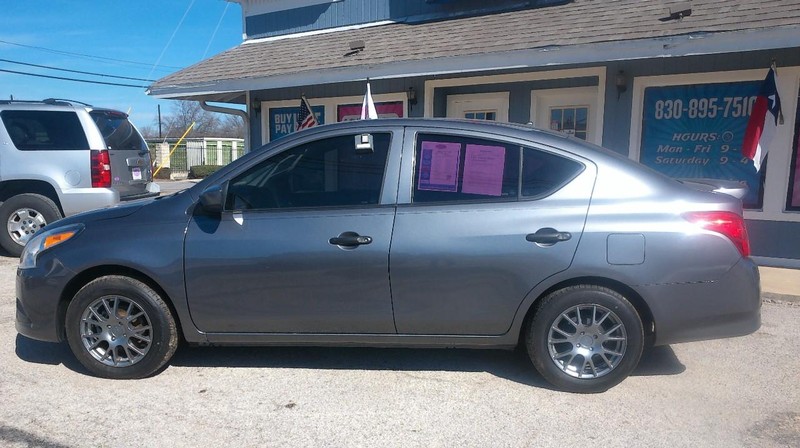 Nissan Versa Sedan Vehicle Full-screen Gallery Image 01