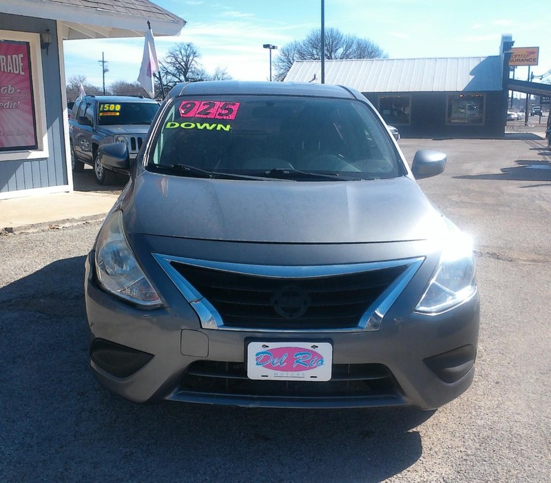 Nissan Versa Sedan Vehicle Full-screen Gallery Image 02