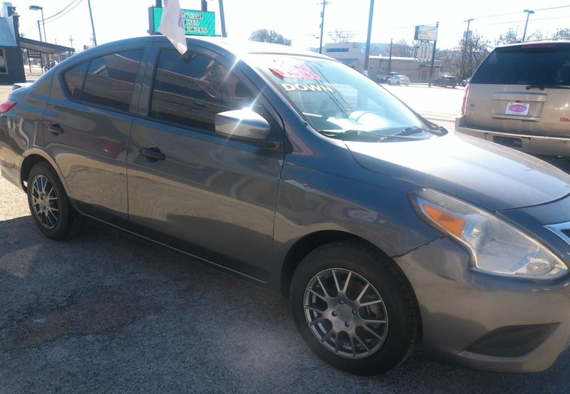 Nissan Versa Sedan Vehicle Full-screen Gallery Image 03