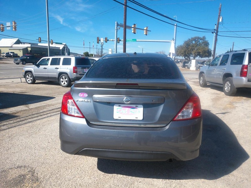 Nissan Versa Sedan Vehicle Full-screen Gallery Image 04