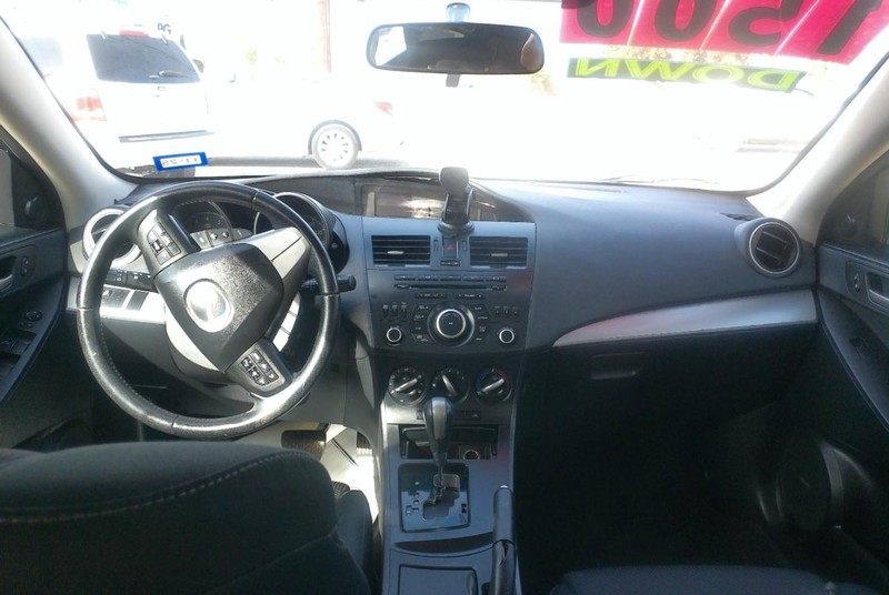 Mazda MAZDA3 Vehicle Full-screen Gallery Image 04