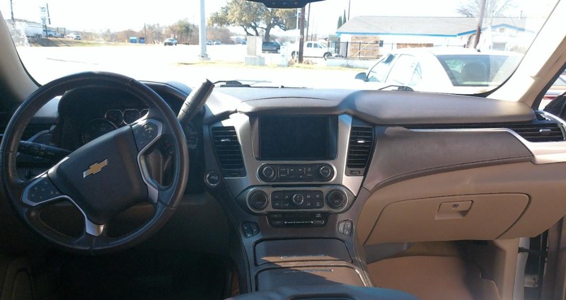 Chevrolet Suburban Vehicle Full-screen Gallery Image 03