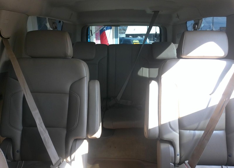 Chevrolet Suburban Vehicle Full-screen Gallery Image 04