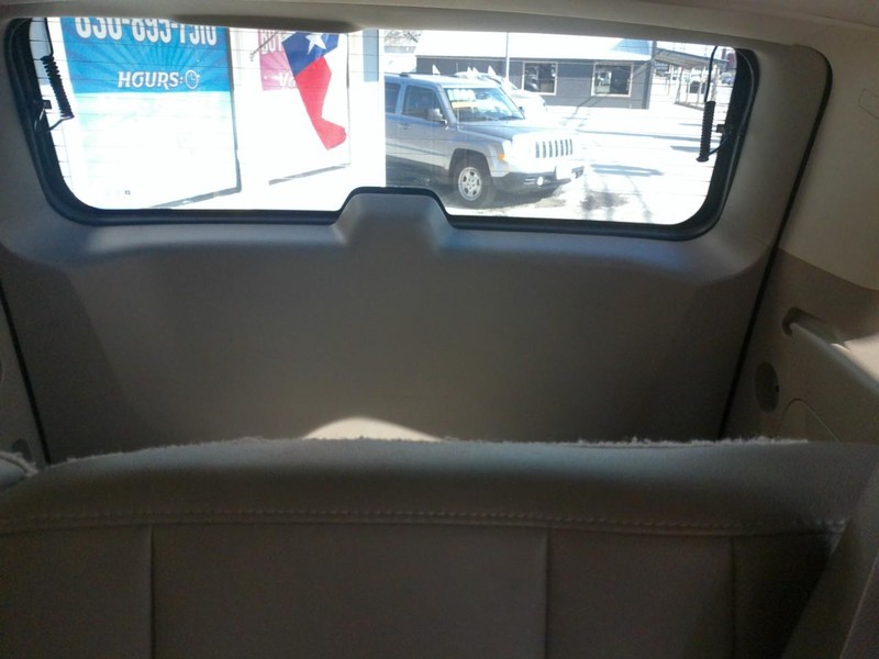 Chevrolet Suburban Vehicle Full-screen Gallery Image 05