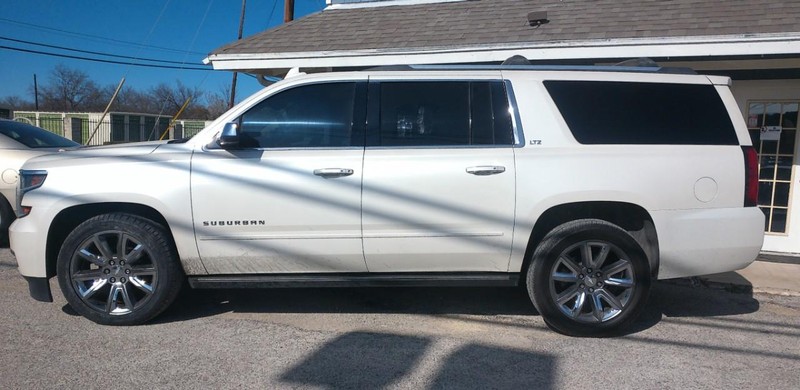 Chevrolet Suburban Vehicle Full-screen Gallery Image 07