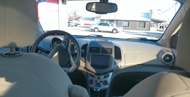 Chevrolet Sonic Vehicle Full-screen Gallery Image 04