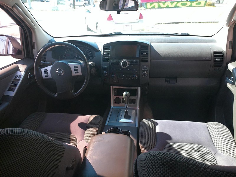 Nissan Pathfinder Vehicle Full-screen Gallery Image 03