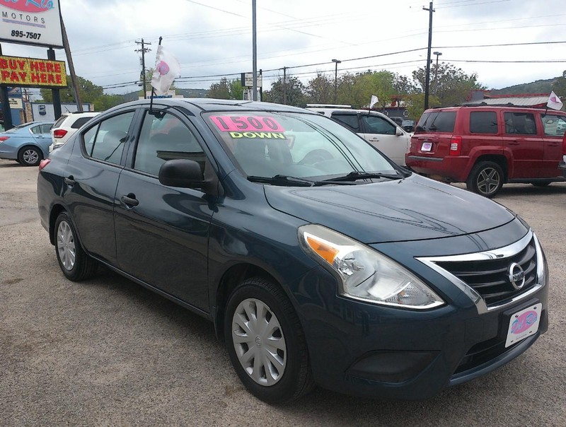 Nissan Versa Vehicle Full-screen Gallery Image 02