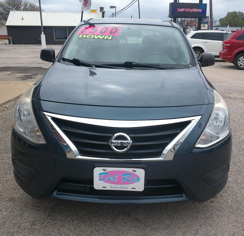 Nissan Versa Vehicle Full-screen Gallery Image 03