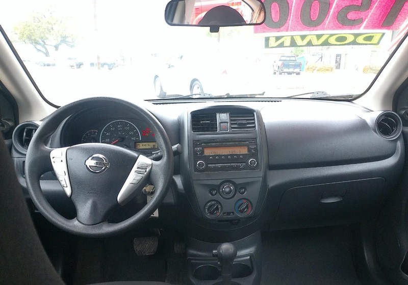 Nissan Versa Vehicle Full-screen Gallery Image 04