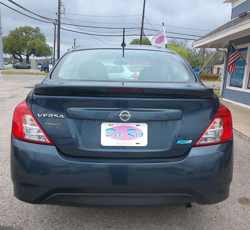 Nissan Versa Vehicle Full-screen Gallery Image 06