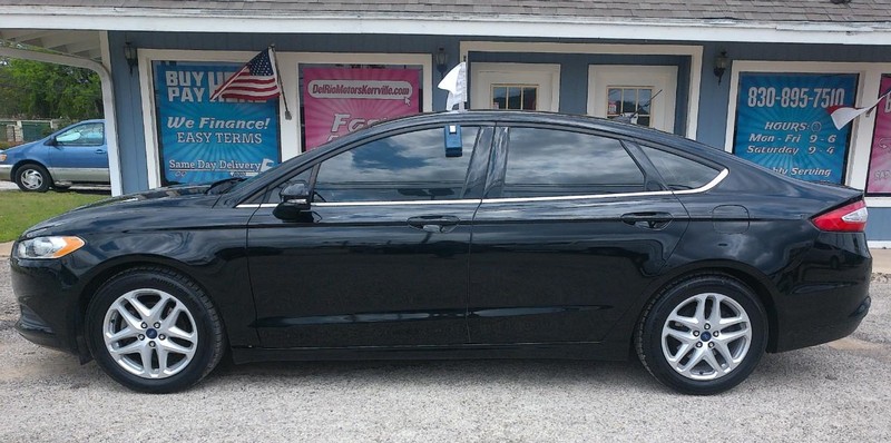 Ford Fusion Vehicle Full-screen Gallery Image 01