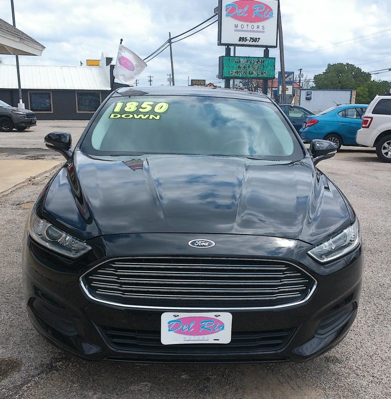 Ford Fusion Vehicle Full-screen Gallery Image 02