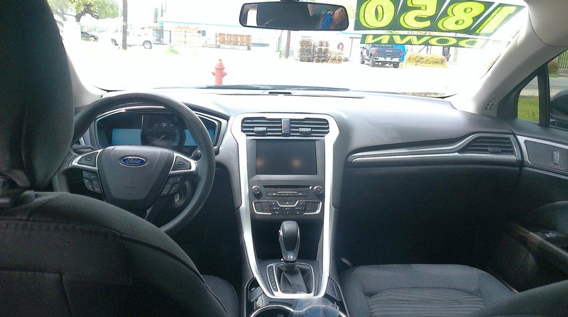 Ford Fusion Vehicle Full-screen Gallery Image 03