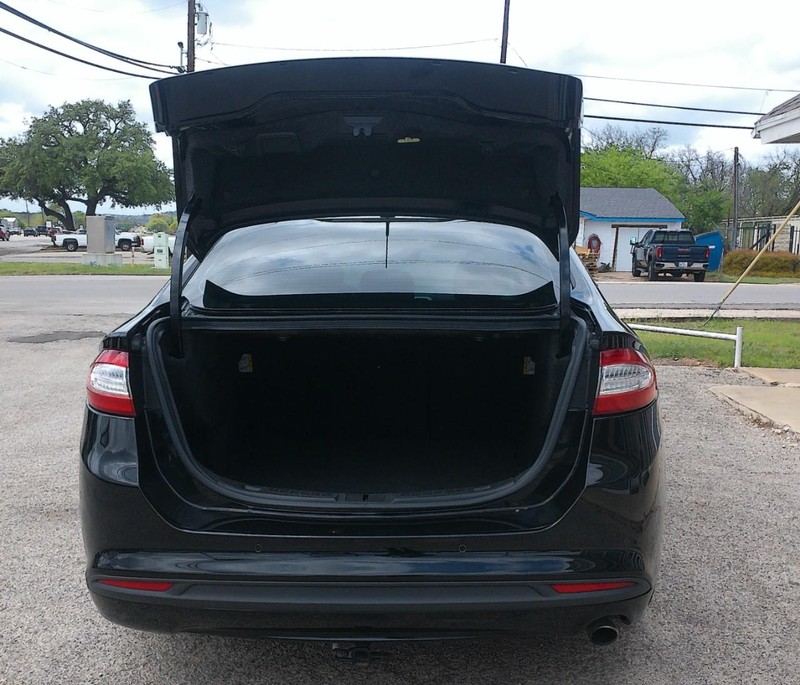 Ford Fusion Vehicle Full-screen Gallery Image 05