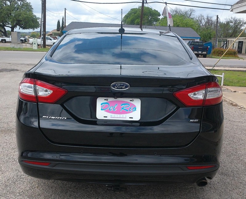 Ford Fusion Vehicle Full-screen Gallery Image 06