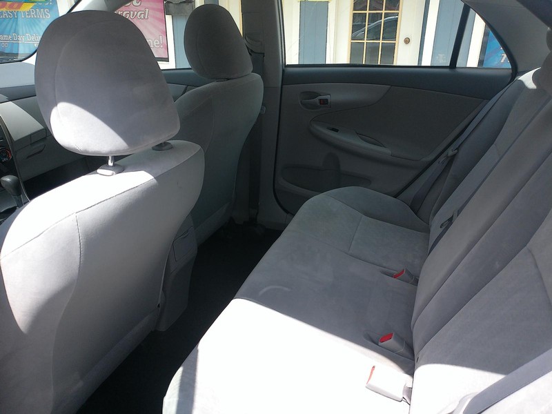 Toyota Corolla Vehicle Full-screen Gallery Image 03