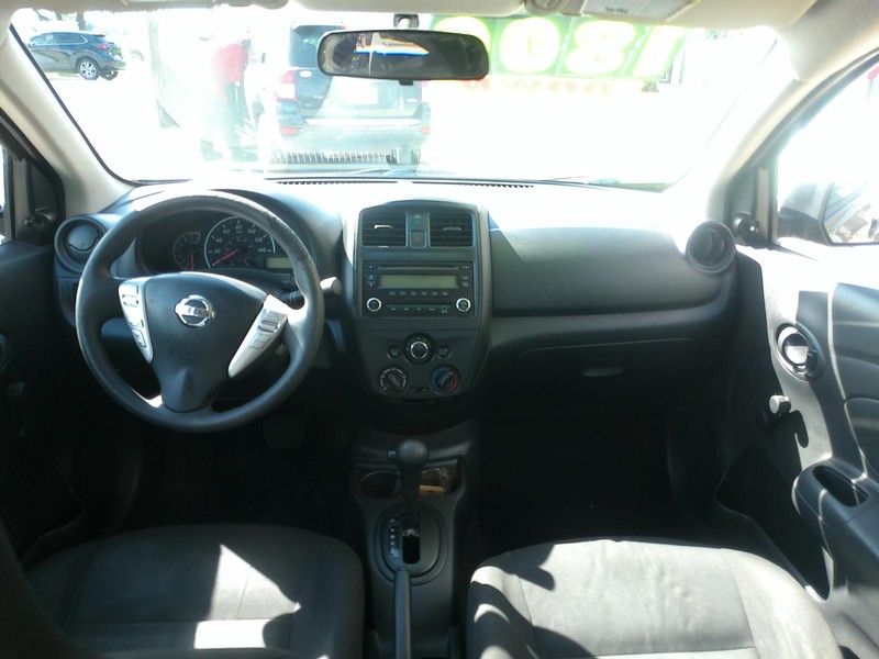 Nissan Versa Vehicle Full-screen Gallery Image 03