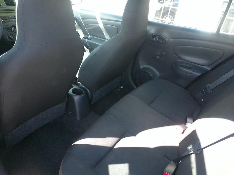 Nissan Versa Vehicle Full-screen Gallery Image 04