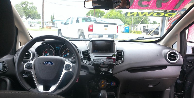 Ford Fiesta Vehicle Full-screen Gallery Image 04