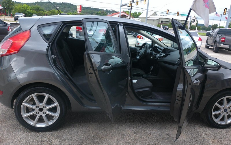 Ford Fiesta Vehicle Full-screen Gallery Image 06
