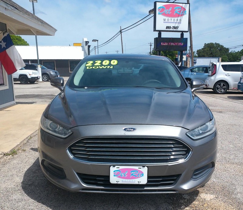 Ford Fusion Vehicle Full-screen Gallery Image 02