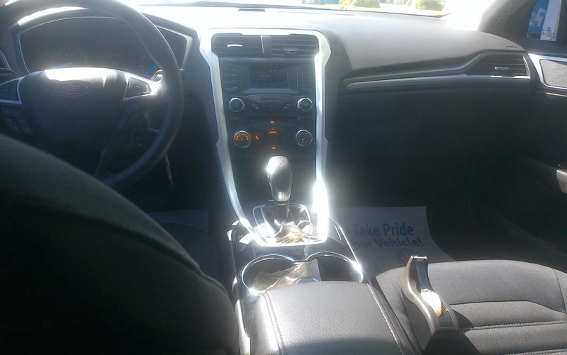 Ford Fusion Vehicle Full-screen Gallery Image 03