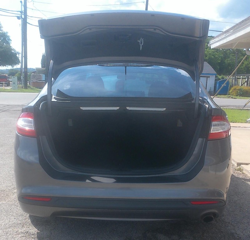 Ford Fusion Vehicle Full-screen Gallery Image 05